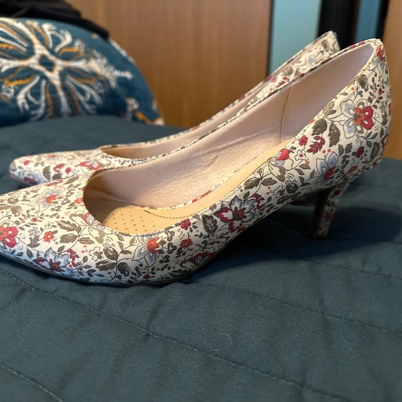 Life Stride Sevyn Floral Pumps - Size 9 Wide - Picture 3 of 7